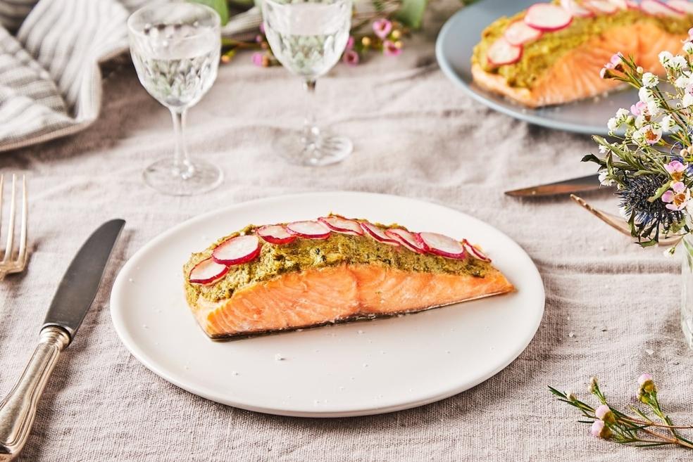 Saumon en croûte de radis, de noix et d’épinards