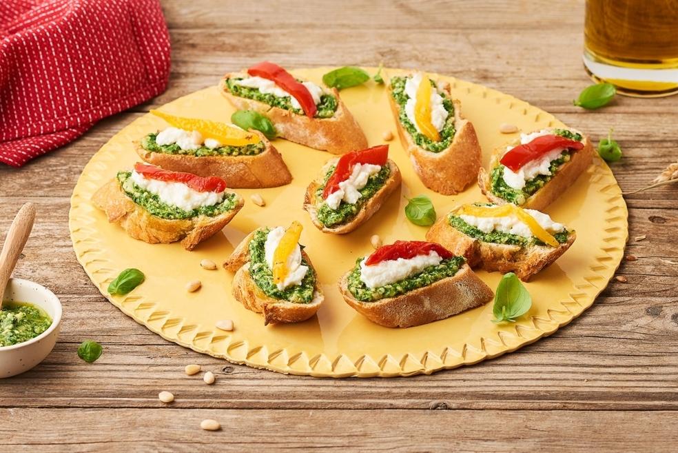 Crostini pesto de basilic, ricotta et poivrons rouges