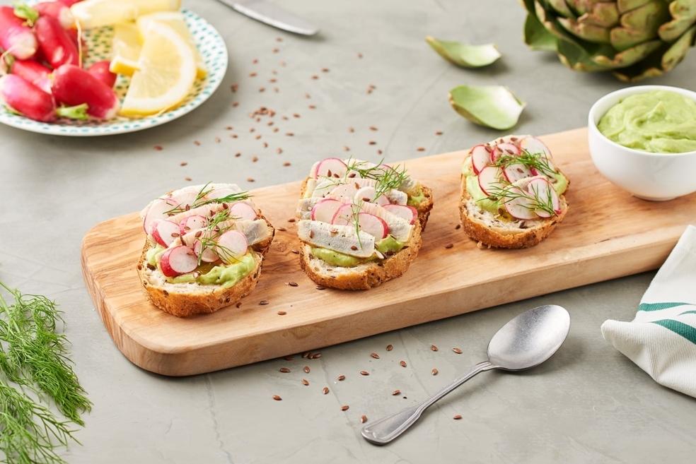 Toasts avocat et artichauts