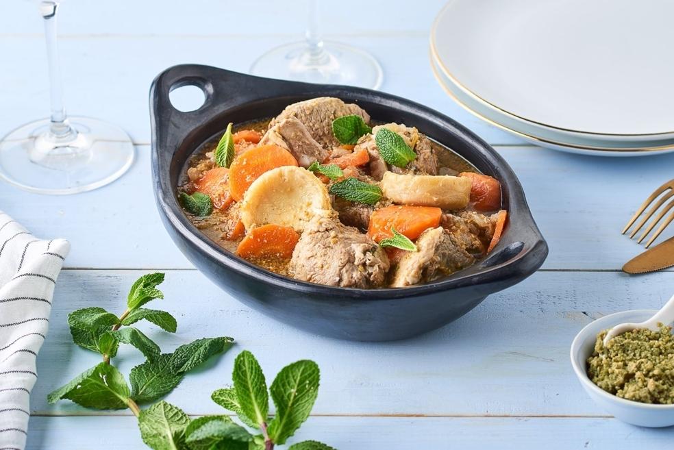 Gigot d’agneau à la tapenade, carottes jaunes et artichauts