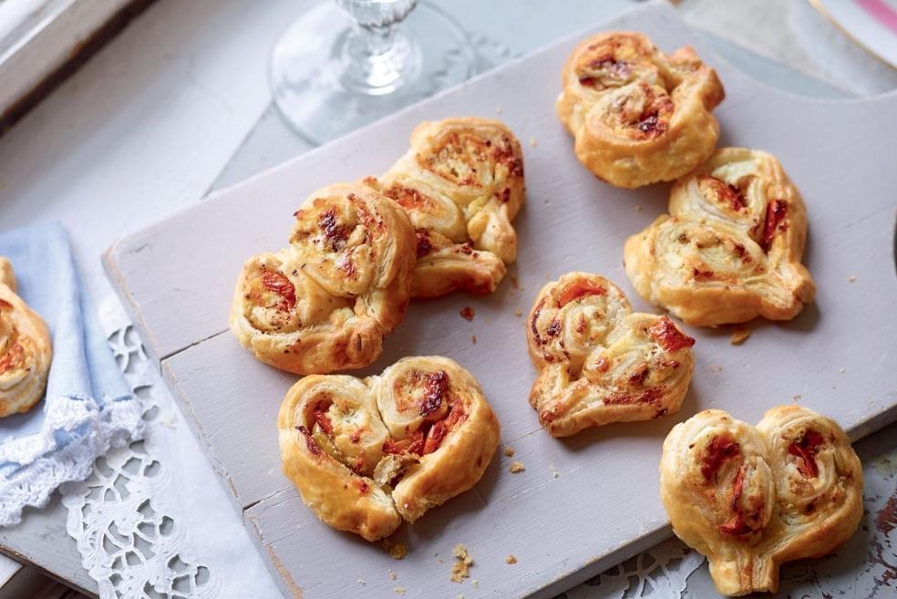 Feuilletés au fromage, tomates séchées et olives
