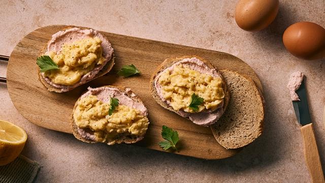 Tartines d'œufs brouillés au tarama