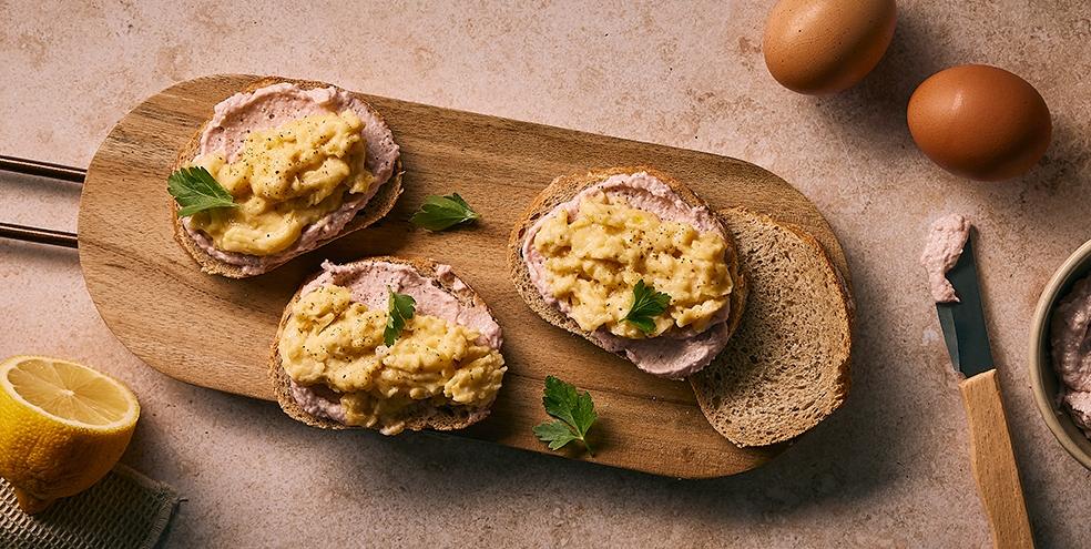 Tartines d'œufs brouillés au tarama