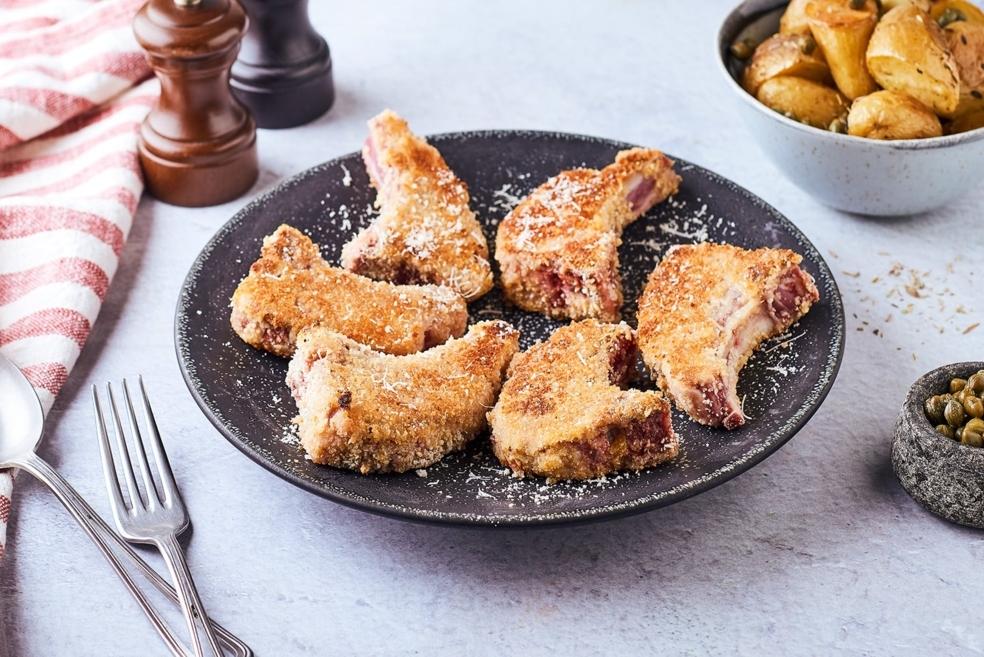 Côtes d'agneau en croûte de parmesan et pommes de terre rôties