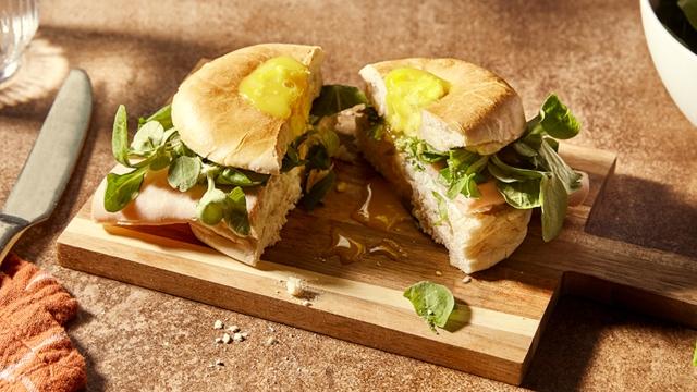 Bagel à la dinde et œuf coulant