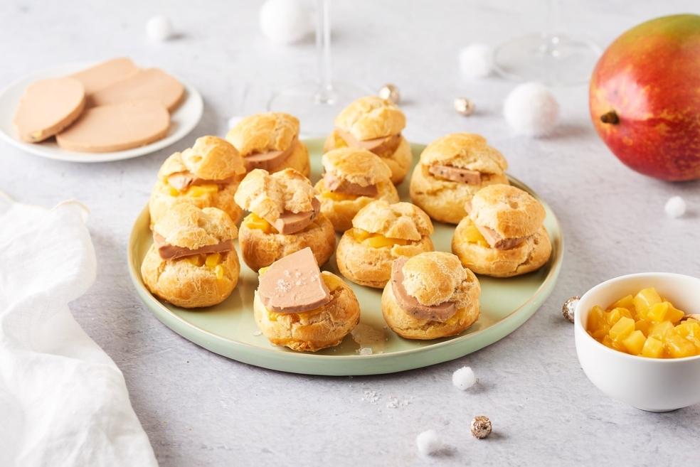 Profiteroles au foie gras, compotée de mangue et fleur de sel