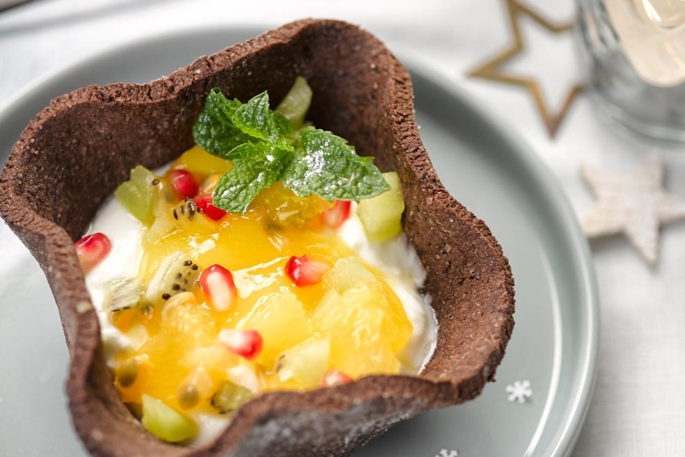 Coque en chocolat, œufs à la neige et fruits exotiques