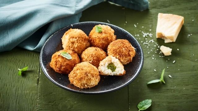 Croquettes de risotto au parmesan, fourrées au basilic