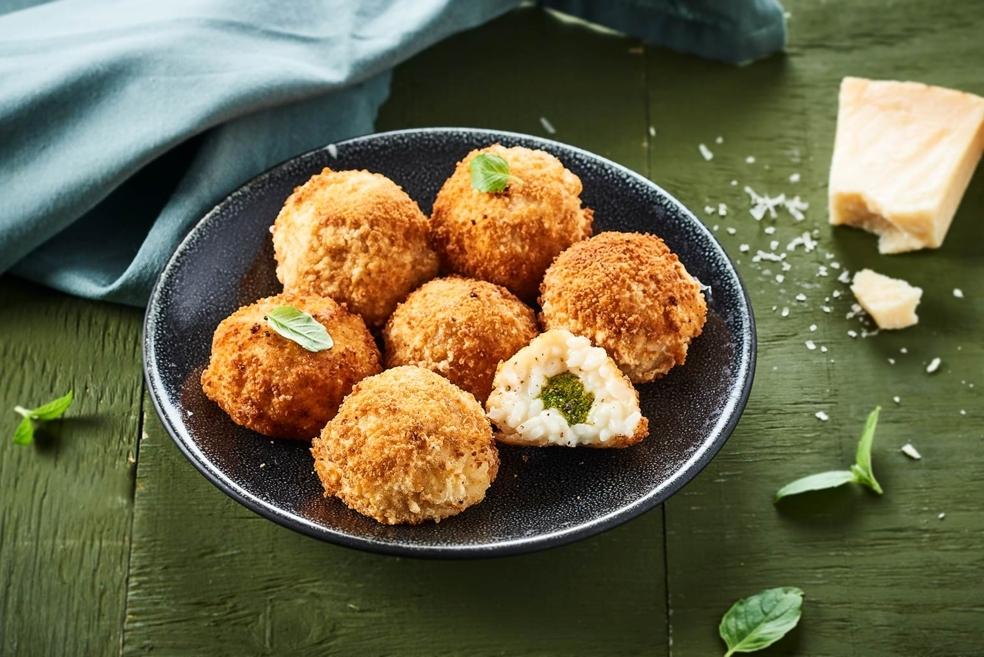 Croquettes de risotto au parmesan, fourrées au basilic