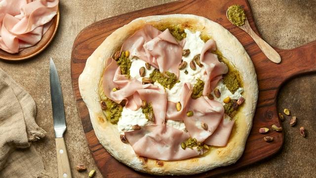 Pizza mortadelle, stracciatella et pesto de pistache
