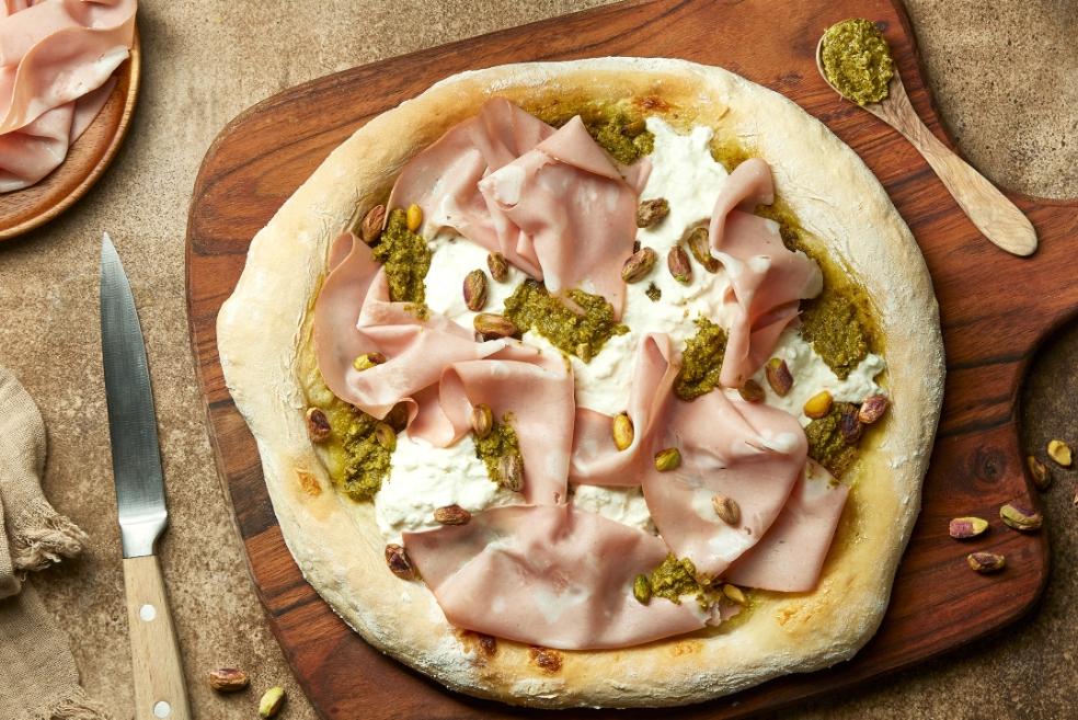 Pizza mortadelle, stracciatella et pesto de pistache