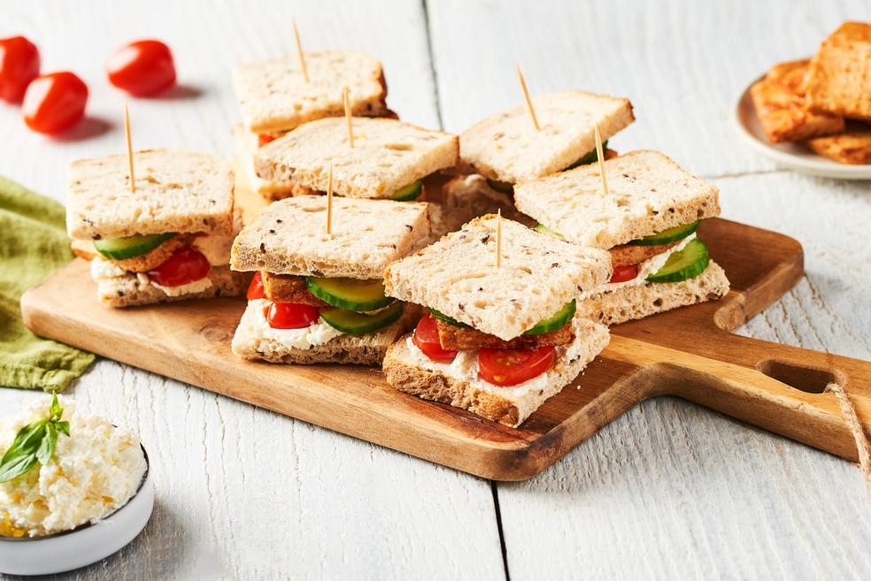 Minis sandwichs au concombre, tofu et tomates cerises