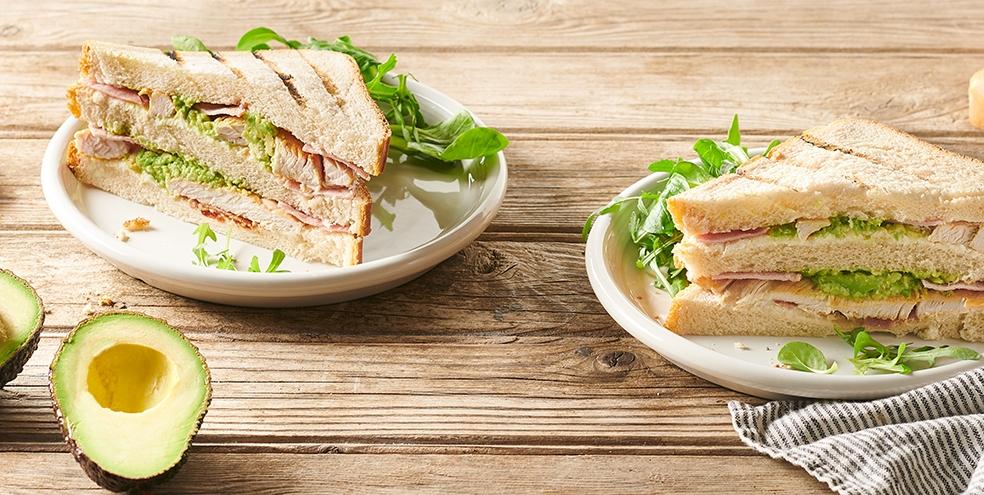 Club sandwich poulet, bacon et avocat