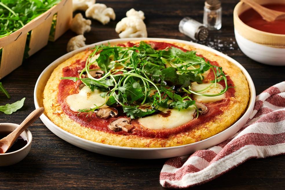 Pizza sans gluten, pâte de chou-fleur, mozzarella, champignons et roquette