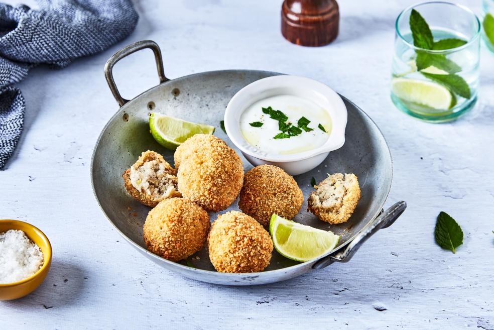 Croquettes de sardines épicées, sauce yaourt et citron vert