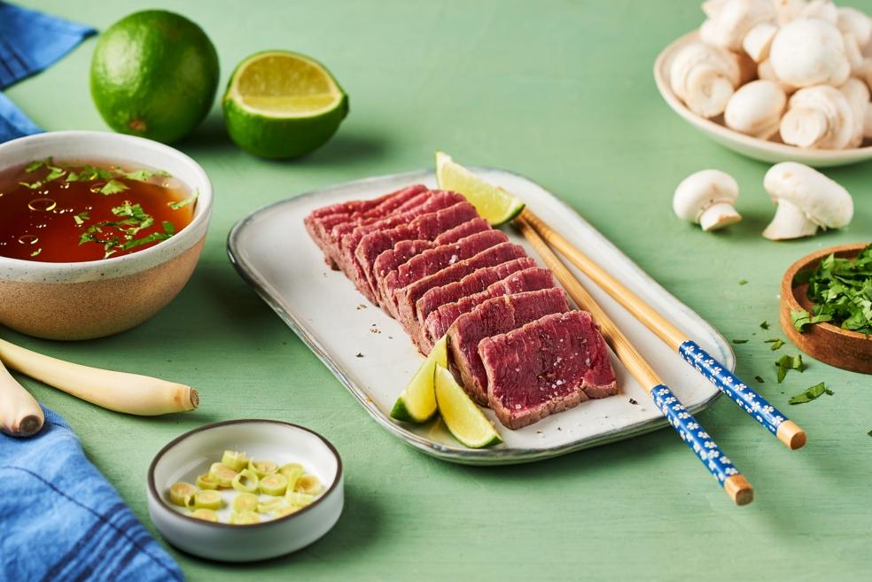 Bœuf en tataki et son bouillon à la citronnelle