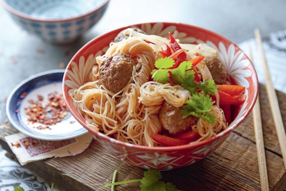 Nouilles asiatiques et boulettes de viande épicées