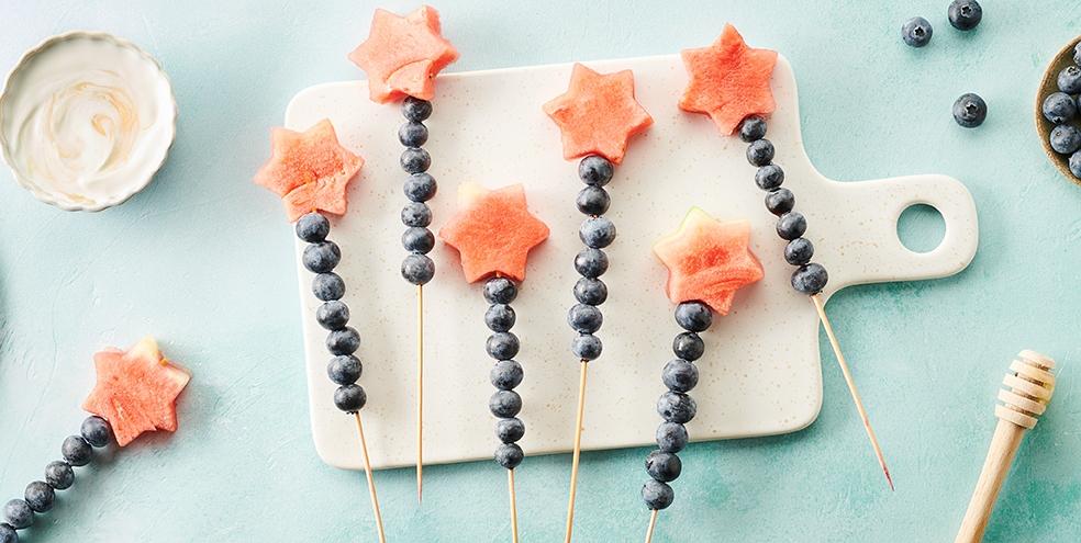 Brochettes magiques de fruits et yaourt au miel