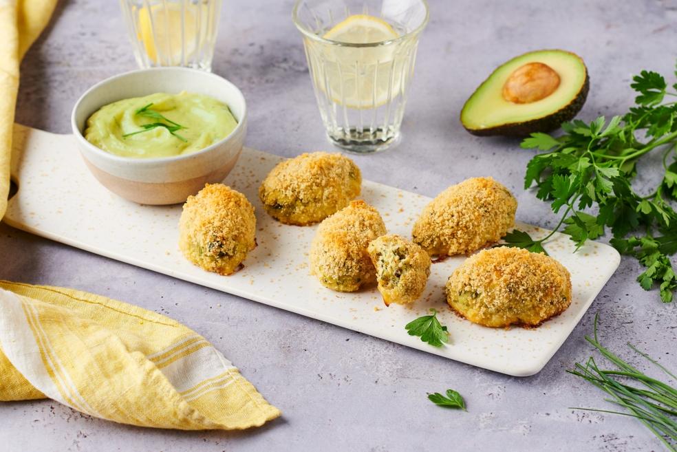 Croquettes de morue et mayonnaise à l’avocat et aux herbes