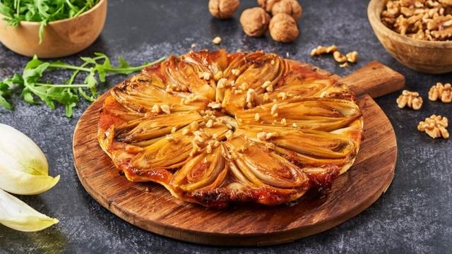Tarte tatin d’endives, roquefort et noix