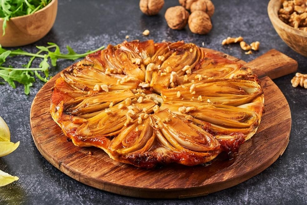 Tarte tatin d’endives, roquefort et noix