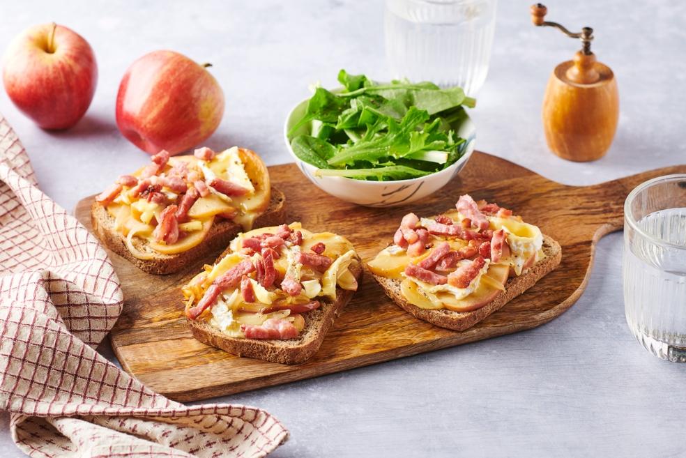 Tartines pommes, camembert, lardons et oignons