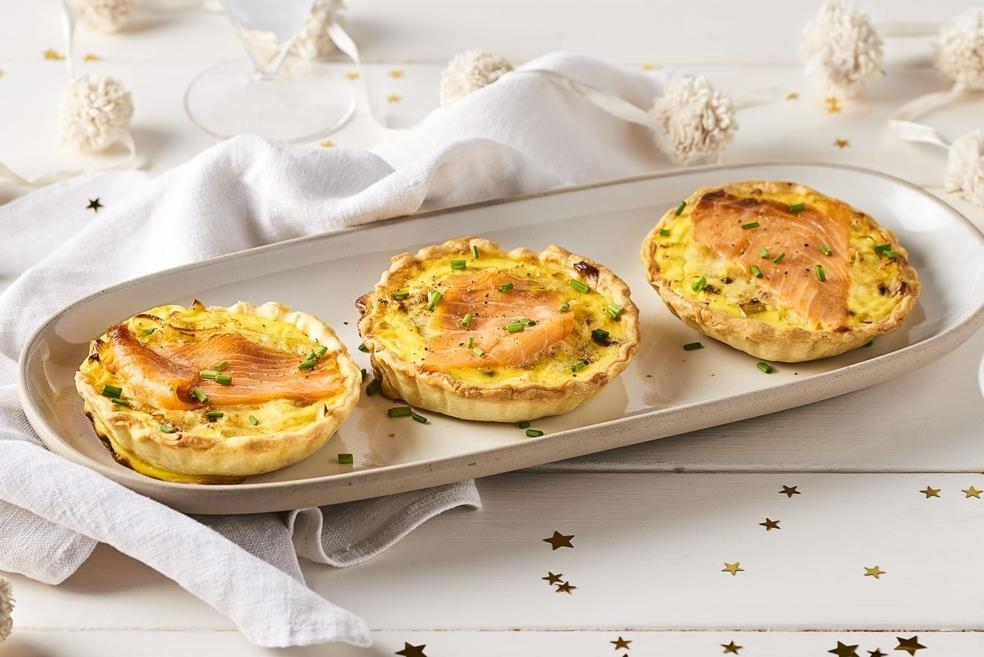Tartelettes au saumon fumé, poireaux et vin blanc