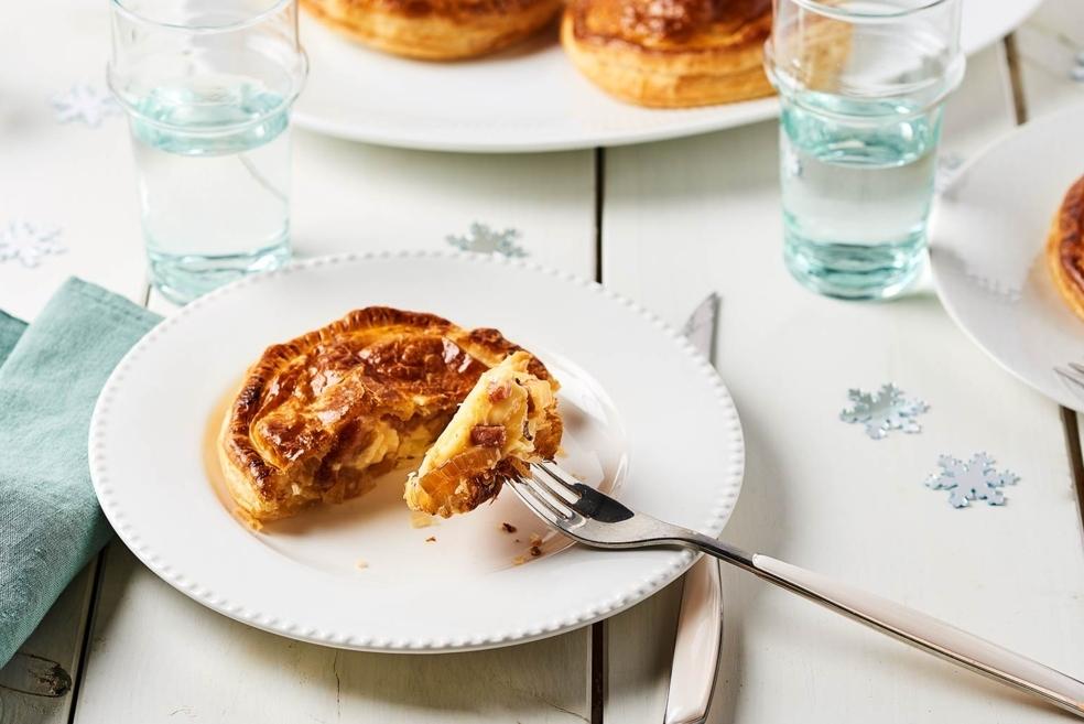 Mini feuilletés au Camembert, pommes de terre, oignons et lardons