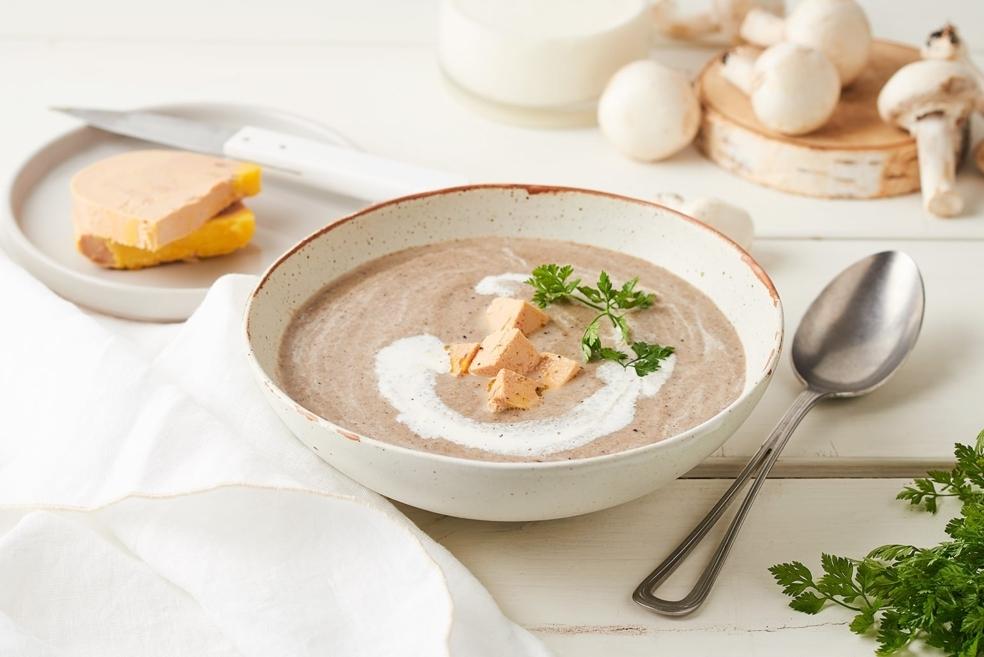 Soupe de champignons et dés de foie gras