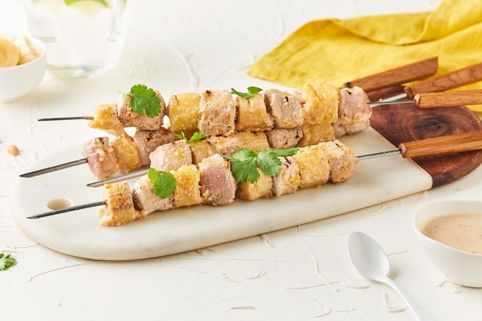 Brochettes de porc, banane, coriandre et cacahuètes