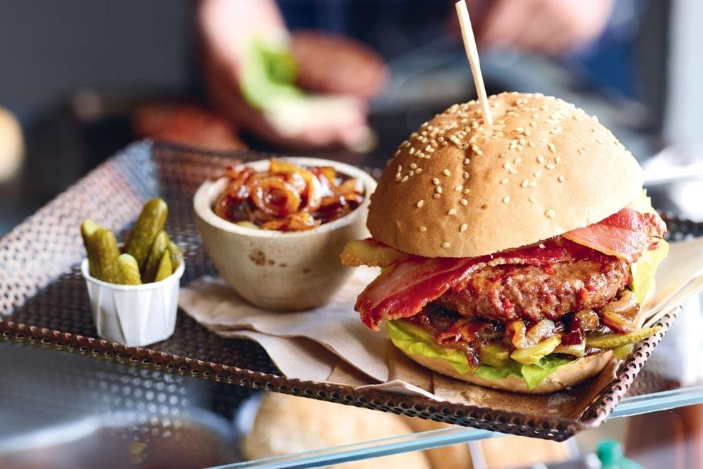 Burger au bacon et oignons confits