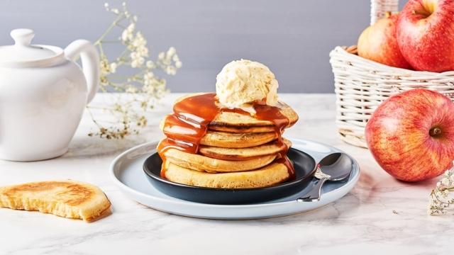 Pancakes aux pommes et au caramel au beurre salé
