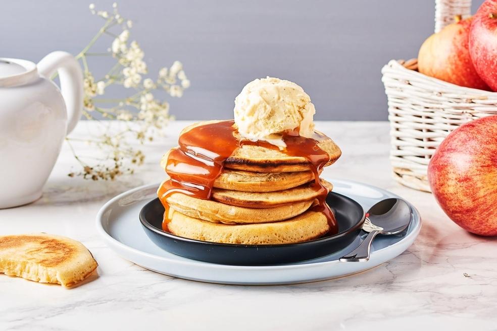 Pancakes aux pommes et au caramel au beurre salé