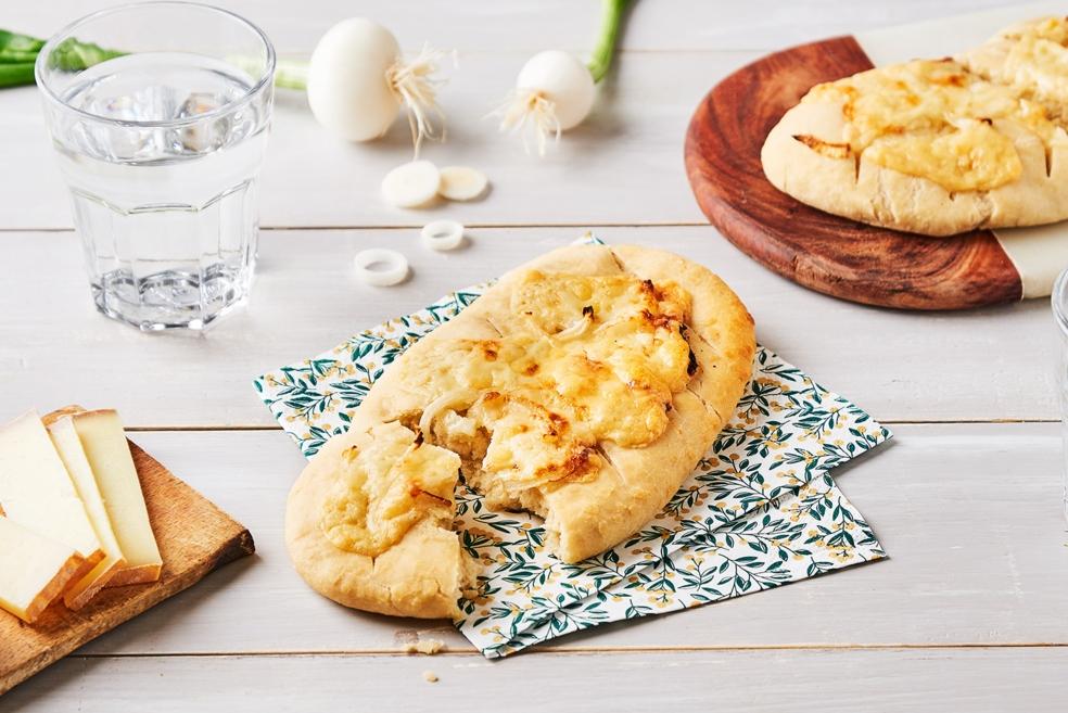 Fougasse à la tomme de brebis et oignons blancs