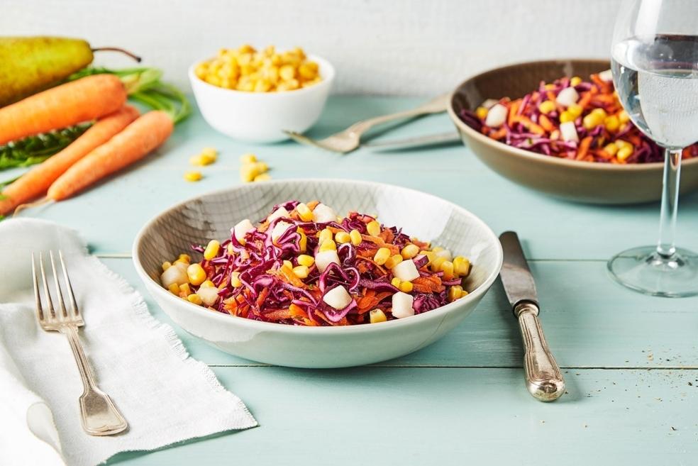Salade de choux rouge, maïs, carottes et poire