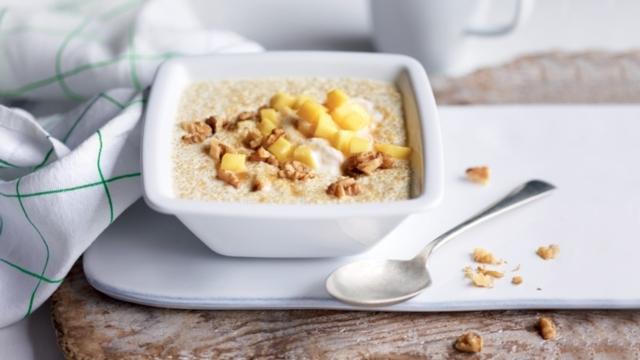 Porridge de quinoa, banane et mangue (sans gluten)