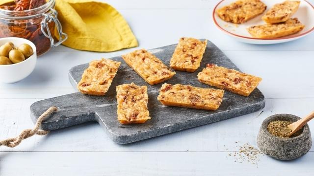Financiers aux tomates séchées, olives, comté et origan