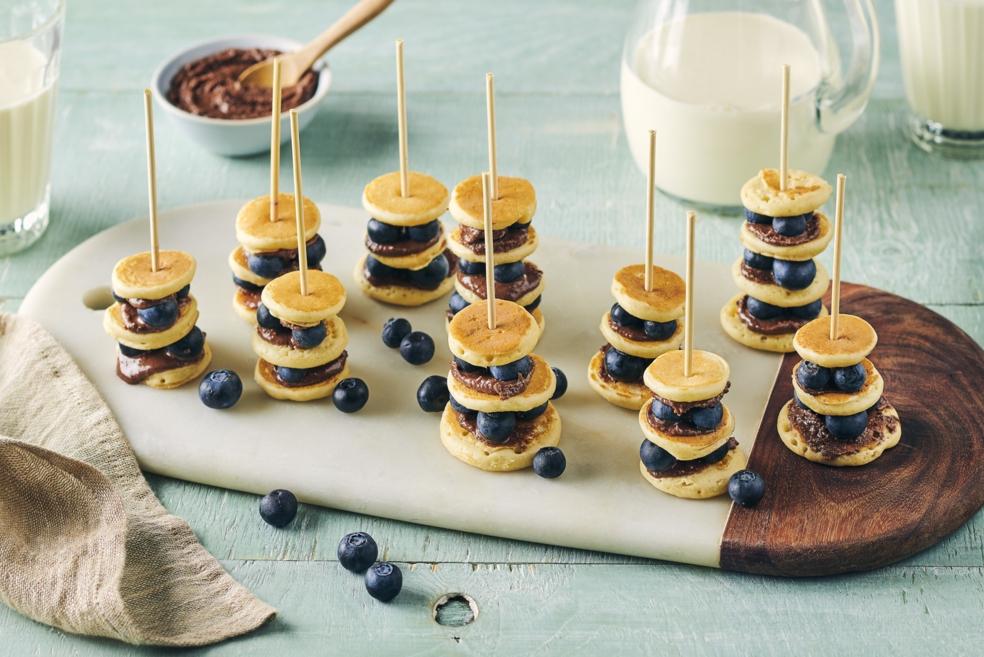 Mini brochettes de pancake, myrtille et Nutella®