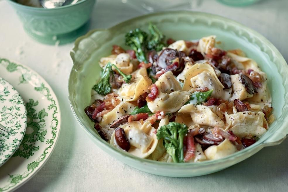 Tortelloni à la crème, brocolis, champignons et lardons