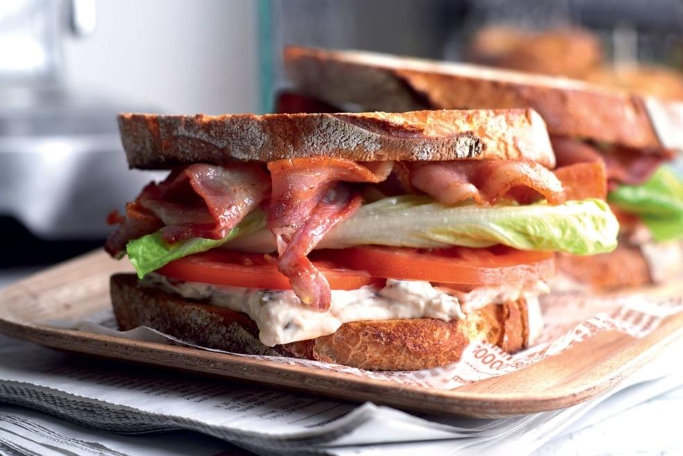 Sandwich BLT (bacon, laitue, tomate)