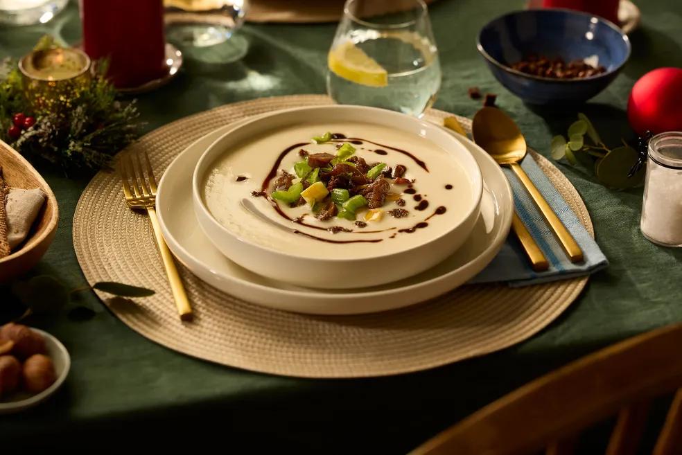 Soupe végétalienne au céleri et à la pomme