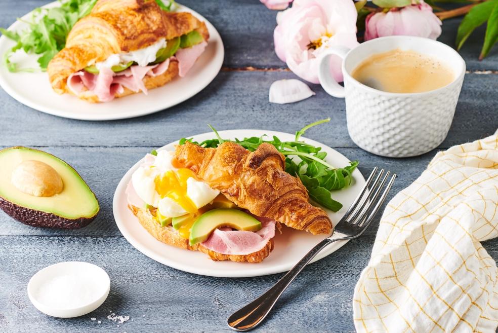 Croissant à l’avocat et œuf