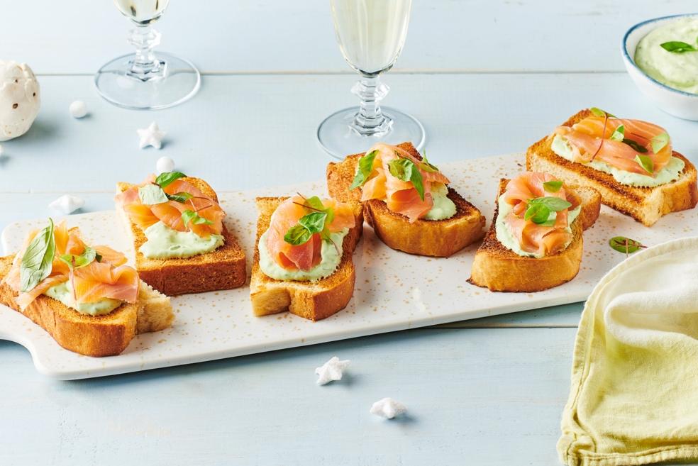 Toasts au saumon et crème au basilic