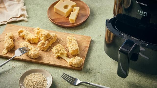 Cheese sticks panés aux graines de sésame à la friteuse à air chaud