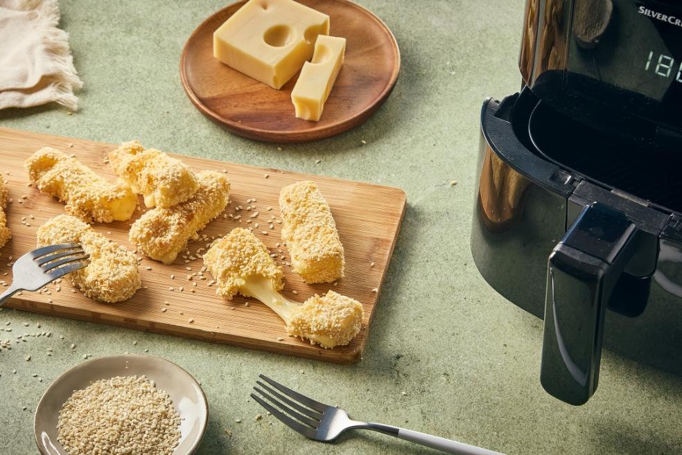 Cheese sticks panés aux graines de sésame à la friteuse à air chaud