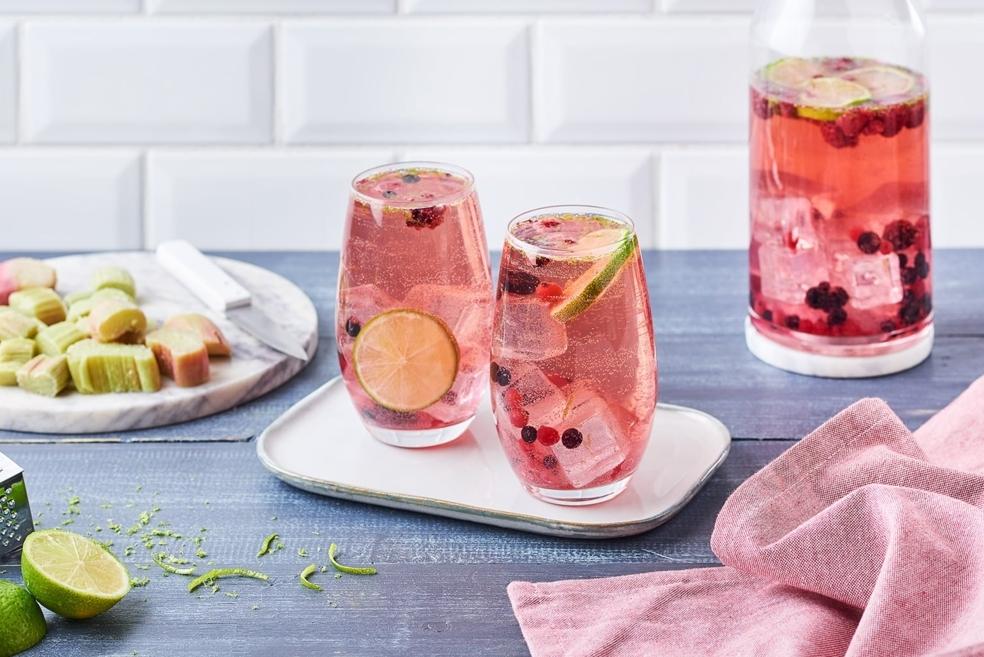 Sangria rosée, fruits rouges et rhubarbe