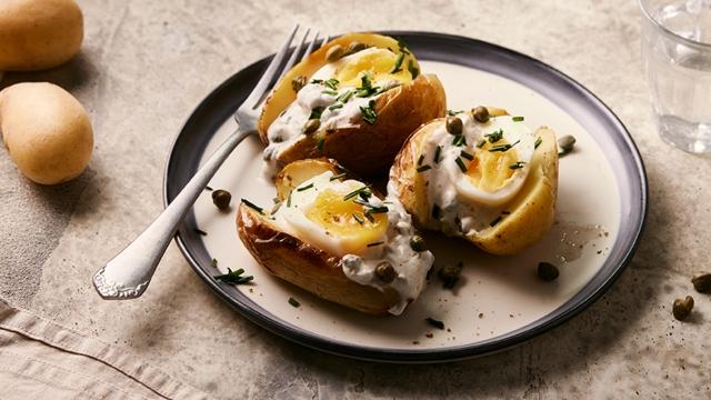 Pommes de terre en robe des champs, oeuf mollet et sauce aux câpres