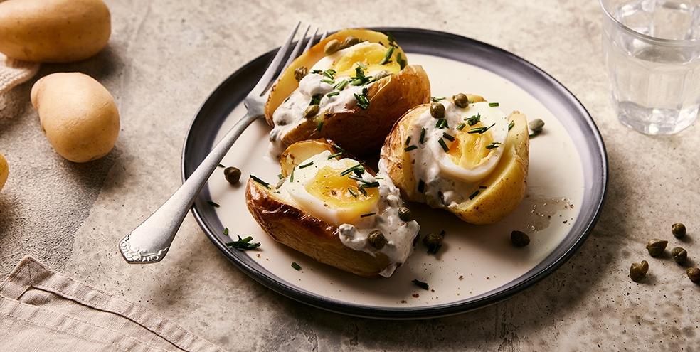 Pommes de terre en robe des champs, oeuf mollet et sauce aux câpres