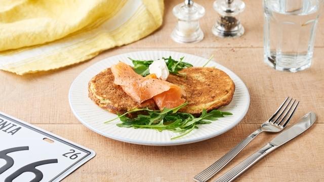 Pancakes salés au saumon fumé et roquette