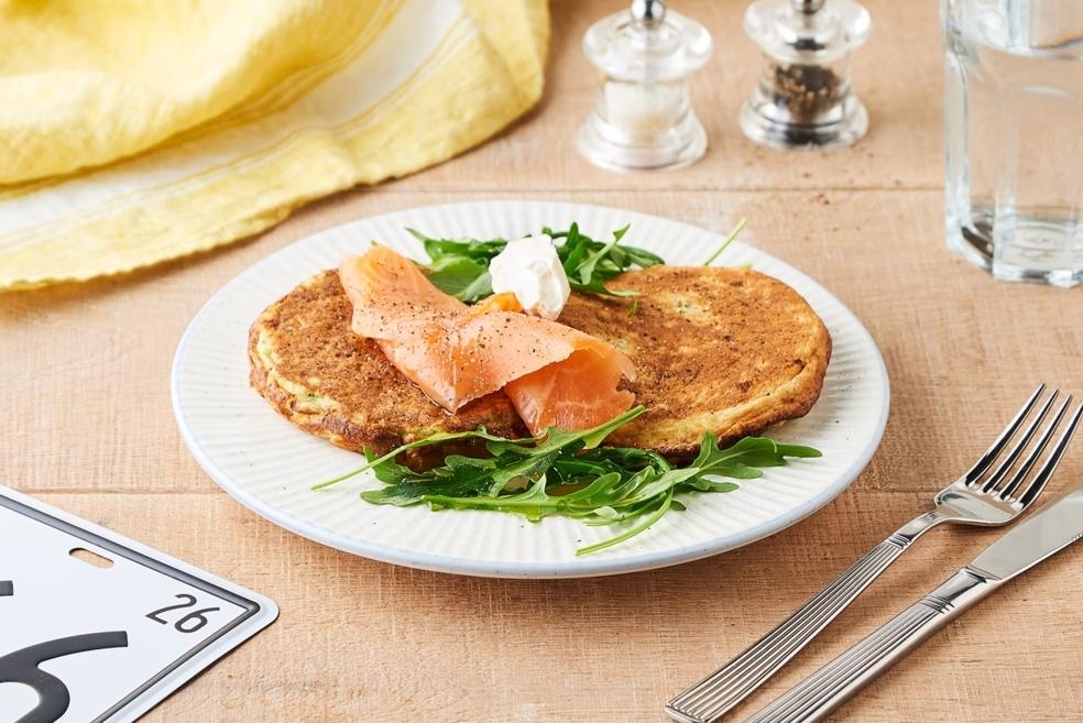 Pancakes salés au saumon fumé et roquette